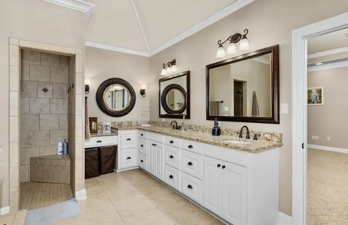 Bryan-Hindman-Electric-Gallery-Bathroom-013