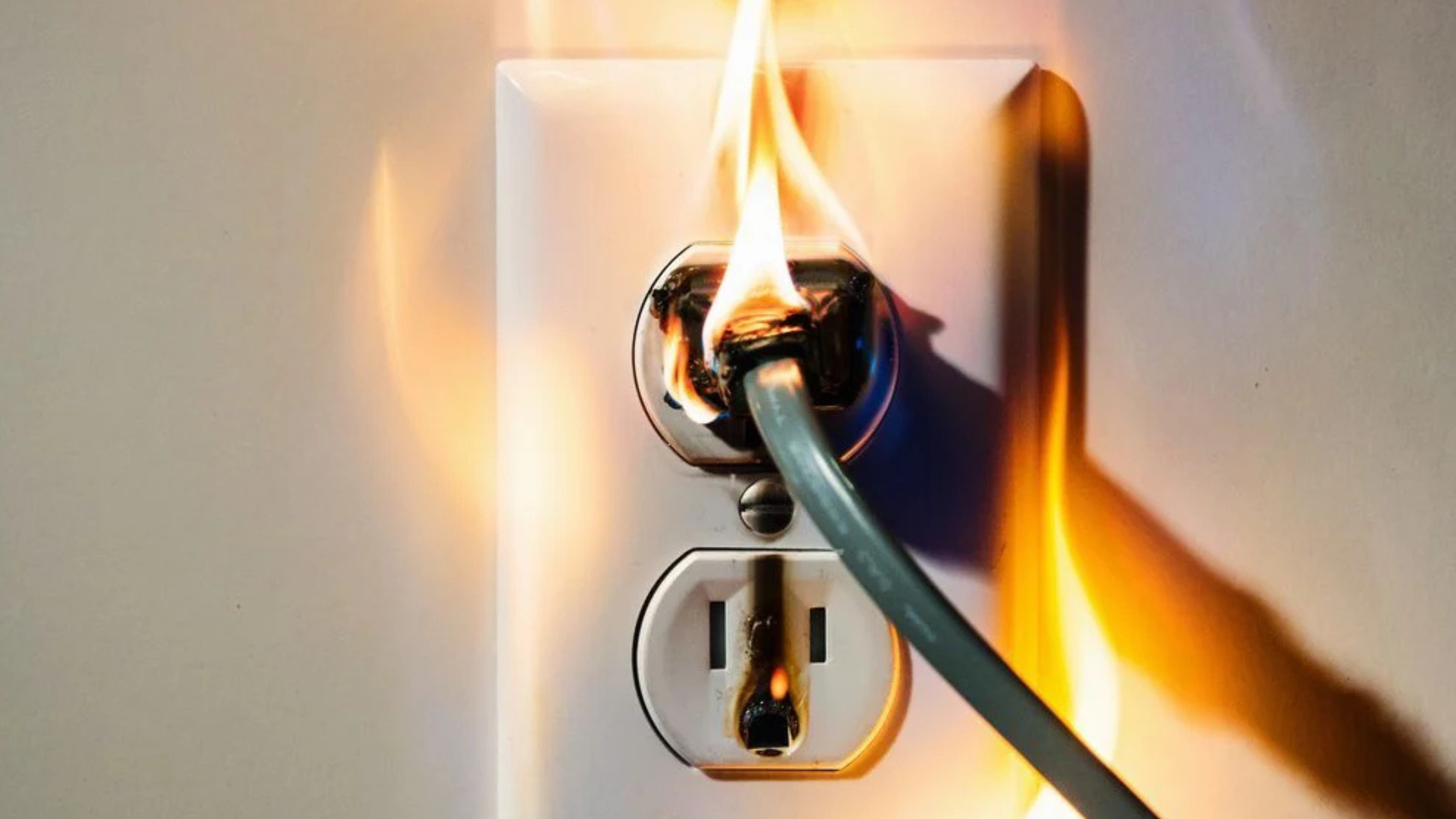 Who Offers 24/7 Emergency Electrical Service in Valrico, FL?