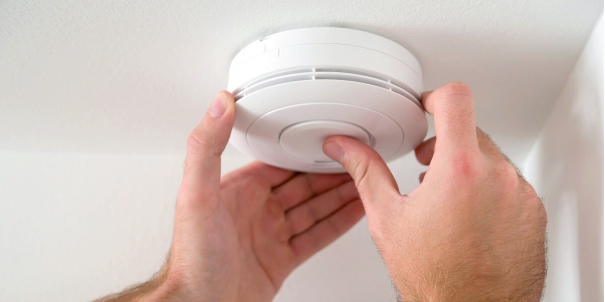 man-installing-smoke-detector-picture-id869078370-2